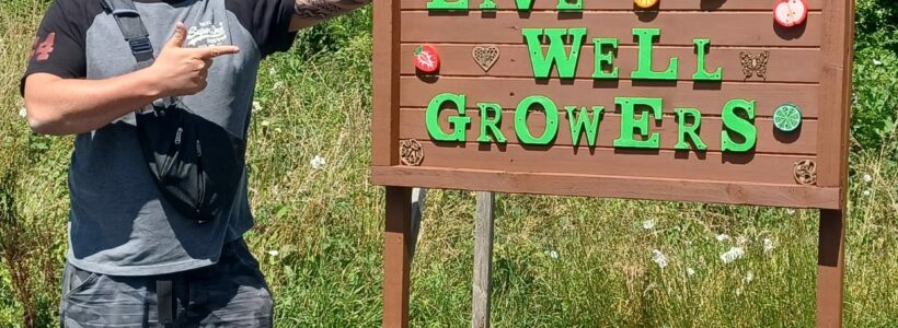 Live Well Growers - Darren Signs the Way